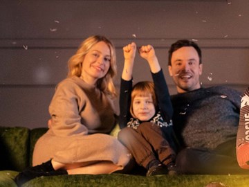 Endlich Glasfaser für das Erzgebirge Rennrodlerin Julia Taubitz mit Familie im Hintergrund