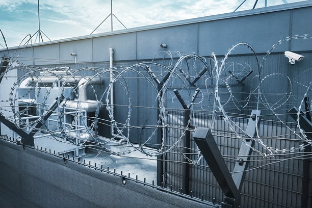 Gute-Gründe-Sicherheit_enviaTEL-Datacenter Stacheldraht und Sicherheitsvorkehrungen im Datacenter Leipzig der envia TEL
