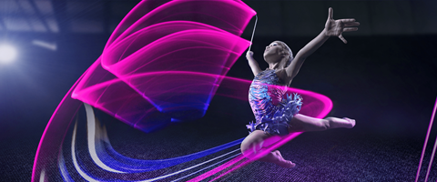 Glasfaser-Aktion Turnerin im Sprung macht rhythmische Sportgymnastik