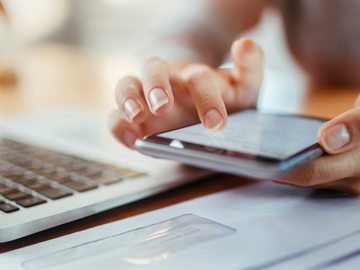 Kontakt Nahaufnahme einer weiblichen Hand, die ein Handy bedient