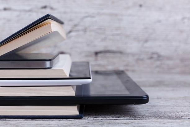 News und Presse Stapel mit Büchern und Tablet