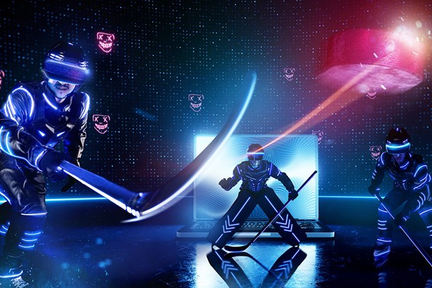 Cybersecurity enviaTEL Drei blau beleuchtete Eishockeyspieler in einer allähnlichen Umgebung, der Puck sowie böse schauende Gesichter im Hintergrund sind neonrot hervorgehoben