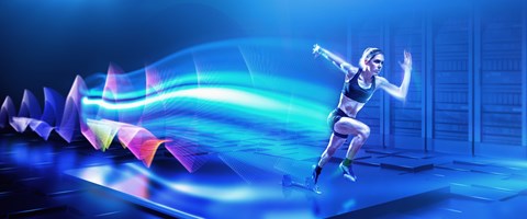 Glasfaser Internet für Geschäftskunden envia TEL Sprinterin läuft über Tablet und zieht Lichtschweif hinter sich her