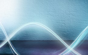 Glasfaser von envia TEL Eine Frau beim Rope Training, wobei die Seile durch leuchtende digitale Stränge dargestellt sind