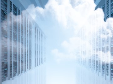 Cloud-Connect-Remote-Backup Ein Gang zwischen Serverschränken, in dessen Mitte eine Wolke projiziert ist