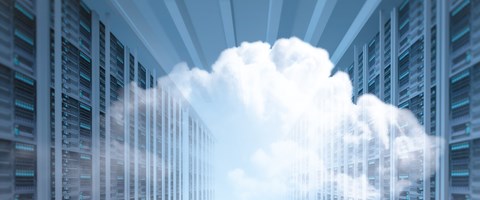 Cloud-Connect-Remote-Backup Ein Gang zwischen Serverschränken, in dessen Mitte eine Wolke projiziert ist