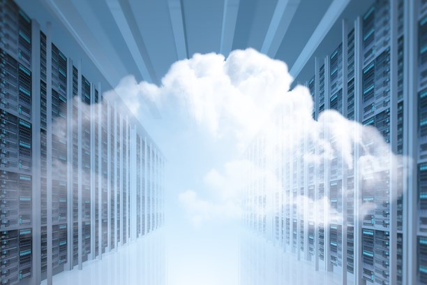 Cloud-Connect-Remote-Backup Ein Gang zwischen Serverschränken, in dessen Mitte eine Wolke projiziert ist