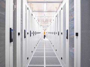 Datacenter Leipzig & Hannover envia TEL Servergang Ausschnit