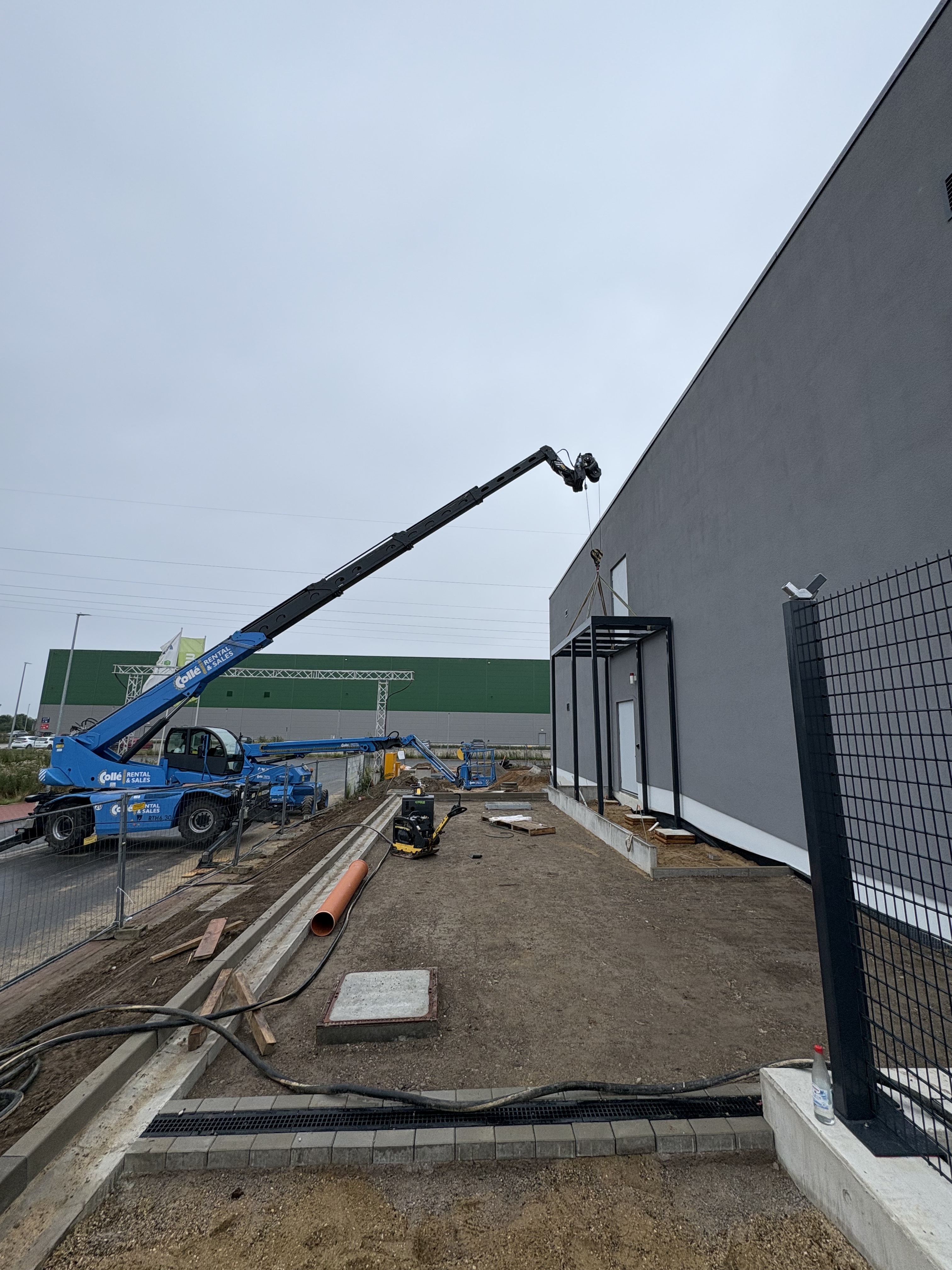 Mobiler Kran vor dem Datacenter in Hannover