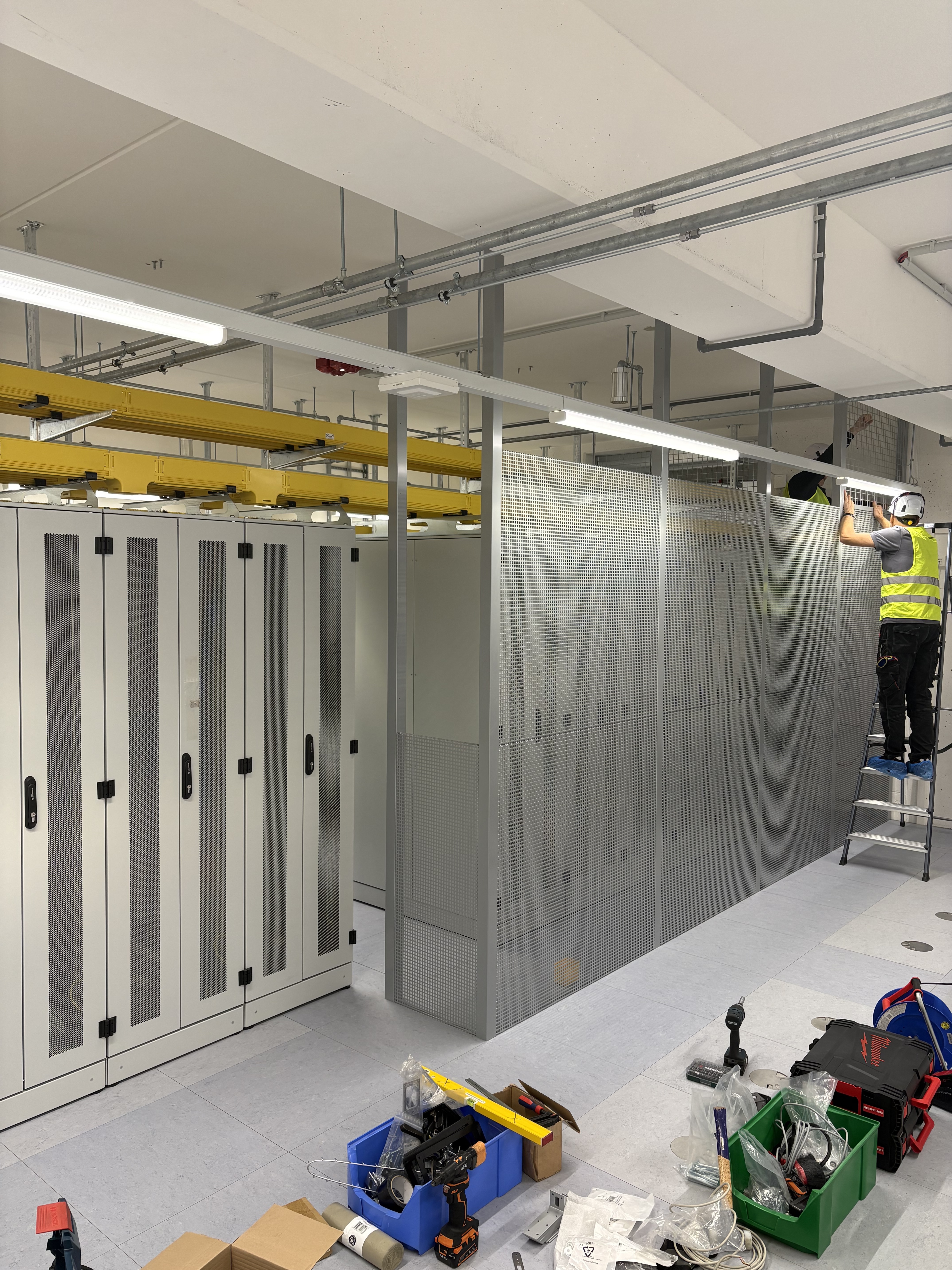 Serverschränke im Aufbau