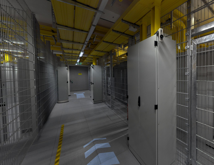 Datacenter-Serverraum Serverraum im Datacenter mit Markierung der digitalen Führung