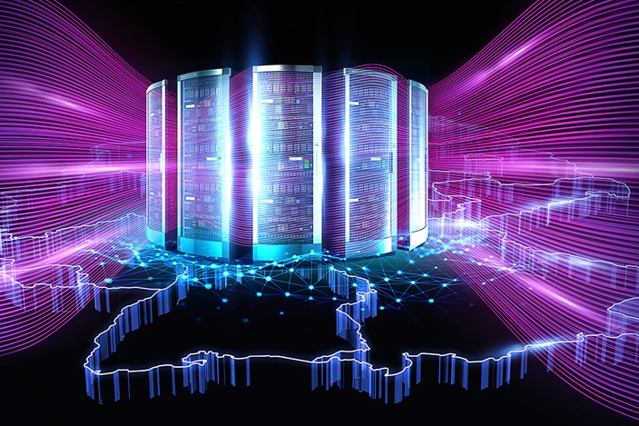 Datacenter Union Serverschränke auf einer 3D-Deutschlandkarte mit lilanen Lichtstreifen im Hintergrund