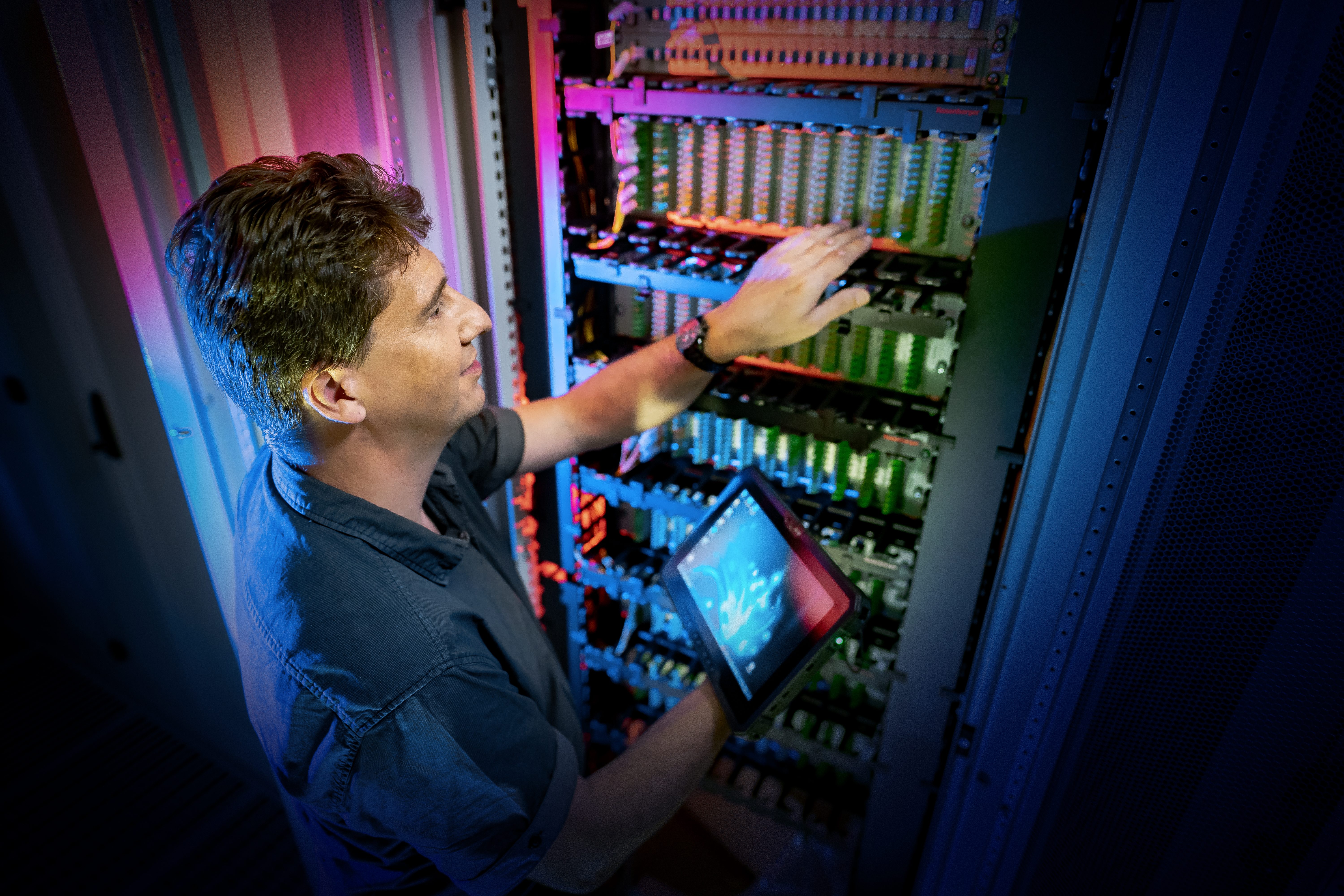 Datacenter-Manager wartet einen Serverschrank