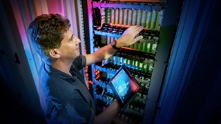 Datacenter-Manager bei der Arbeit Datacenter-Manager wartet einen Serverschrank