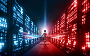 Datacenter-Service Ein Fechter steht im Gang zwischen Servern, die rechten Server leuchten rot und die linken Server blau