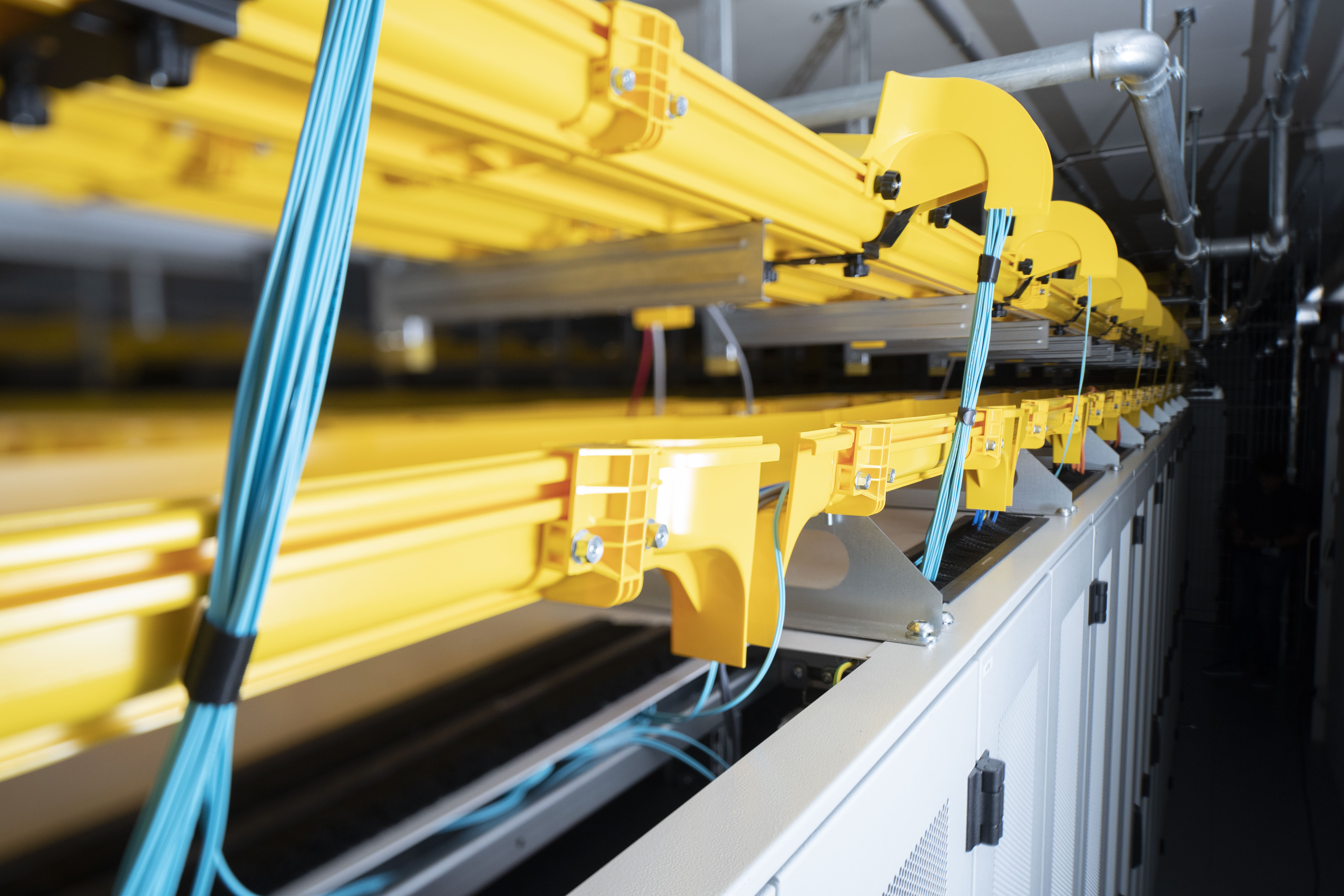 Kabelkanal über Serverschränken im Rechenzentrum