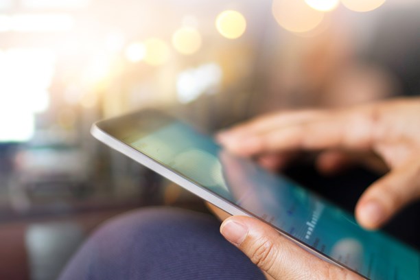 Neuigkeiten Datacenter Tablet in der Hand eines Mannes
