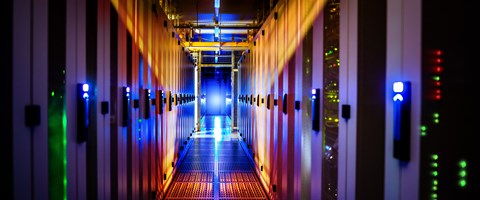 Datacenter-Gang Gang zwischen bunt beleuchteten Serverschränken