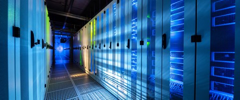 Datacenter Serverschränke Gang zwischen Serverschränken im Rechenzentrum