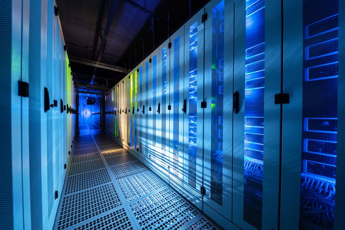 Datacenter Serverschränke Gang zwischen Serverschränken im Rechenzentrum