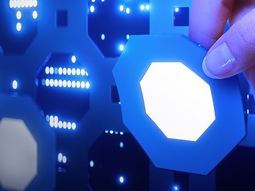 DE-CIX-Zertifizierungen_Datacenter-Leipzig-enviaTEL Digitales blaues Konstrukt mit einer Hand die Teil des Konstruktes herausnimmt