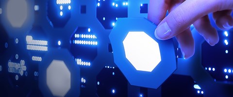 DE-CIX-Zertifizierungen_Datacenter-Leipzig-enviaTEL Digitales blaues Konstrukt mit einer Hand die Teil des Konstruktes herausnimmt
