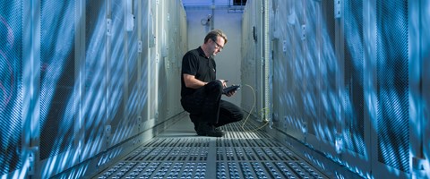 envia-TEL-Rechenzentrum_Leipzig Datacenter Mitarbeiter überprüft Technik im Rechenzentrum Leipzig der envia TEL