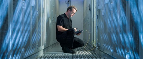 envia-TEL-Rechenzentrum_Leipzig Datacenter Mitarbeiter überprüft Technik im Rechenzentrum Leipzig der envia TEL