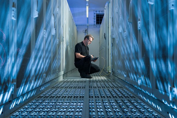 envia-TEL-Rechenzentrum_Leipzig Datacenter Mitarbeiter überprüft Technik im Rechenzentrum Leipzig der envia TEL