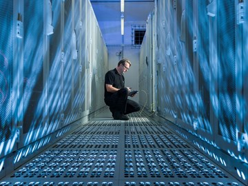 enviaTEL-Datacenter-check Mitarbeiter im Datacenter Leipzig der envia TEL liest Daten aus