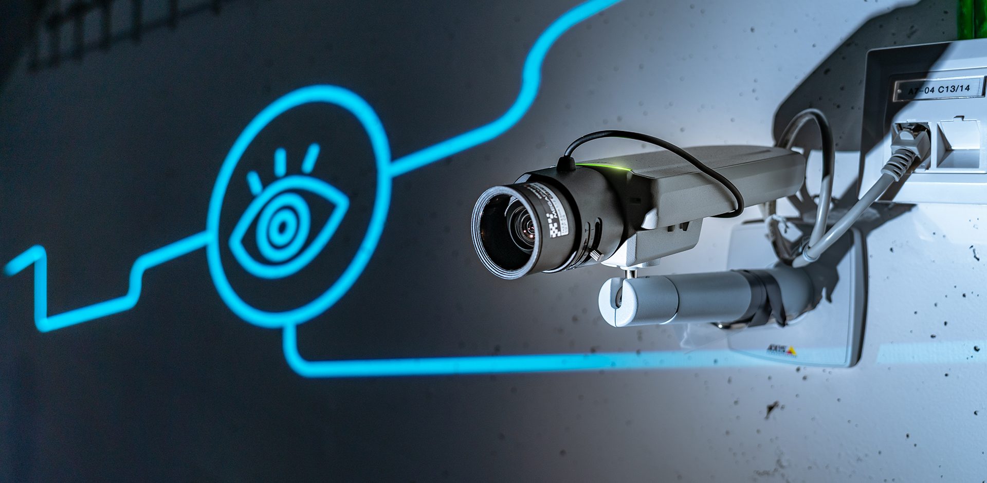 Überwachungskamera mit digitalem Auge an die Wand projiziert