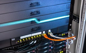 enviaTel_Datacenter_Leipzig_Höheneinheit_Detail Detailansicht mehrerer Server-Blades im Datacenter Leipzig der envia TEL