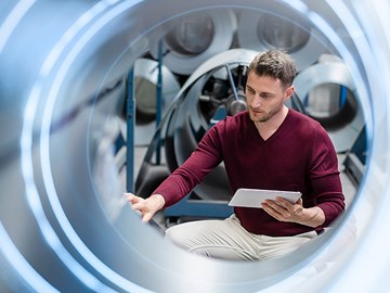 Glasfaser für Ingenieurbüros - envia TEL Mitarbeiter der envia TEL im Datacenter Leipzig