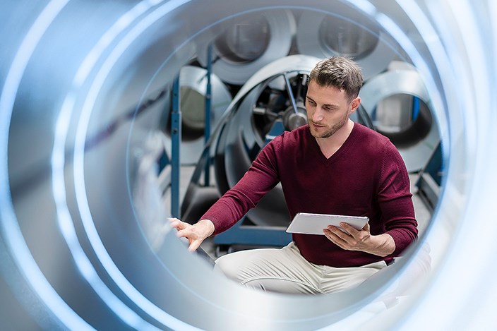 Glasfaser für Ingenieurbüros - envia TEL Mitarbeiter der envia TEL im Datacenter Leipzig