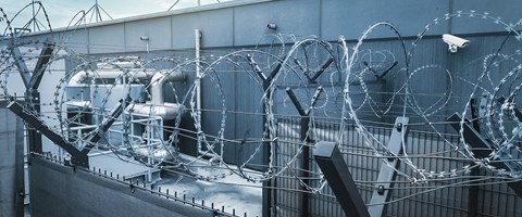Gute-Gründe-Sicherheit_enviaTEL-Datacenter Stacheldraht und Sicherheitsvorkehrungen im Datacenter Leipzig der envia TEL