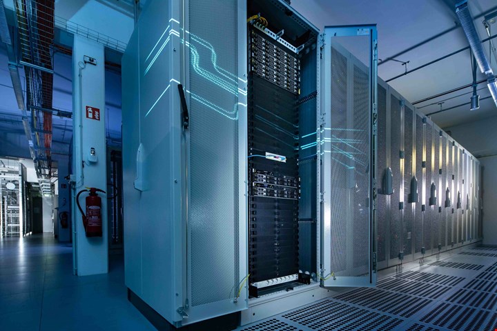 Technikschrank-DataCenter Offener Technikschrank im Rechenzentrum