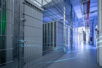 Sichere-Backups im Datacenter Leipzig Blick in das Datacenter mit Sicherheitsräumen und verschiedener Technik