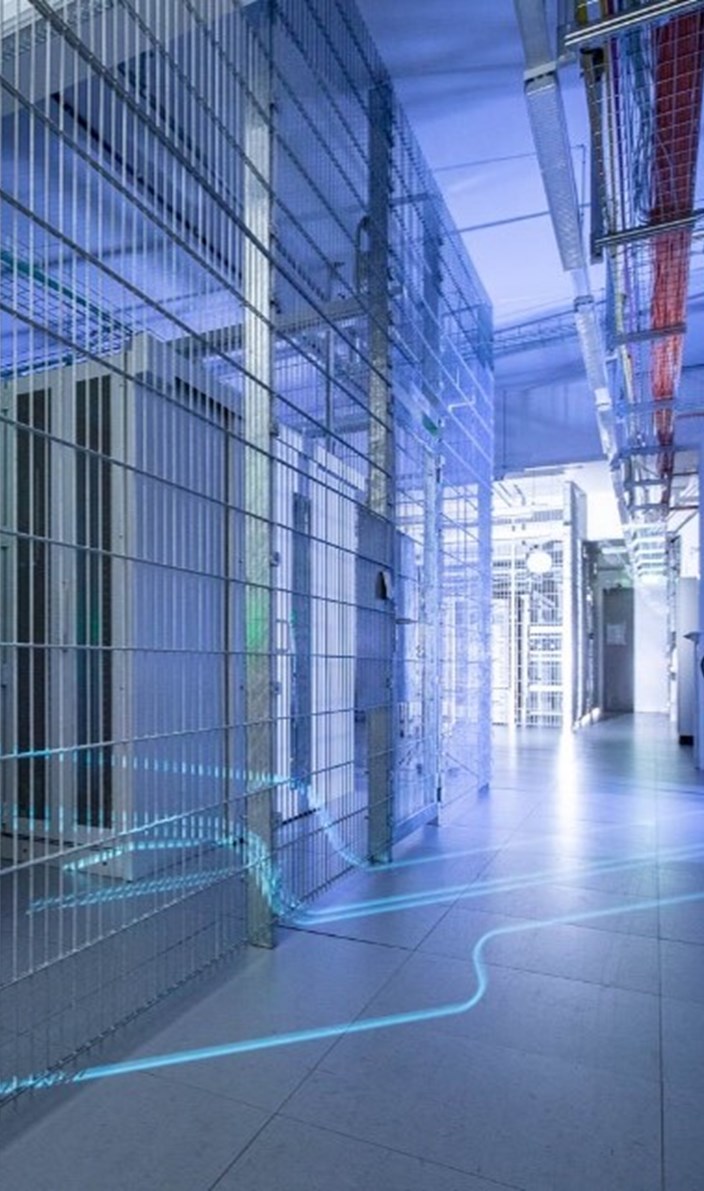 Sichere-Backups im Datacenter Leipzig Blick in das Datacenter mit Sicherheitsräumen und verschiedener Technik