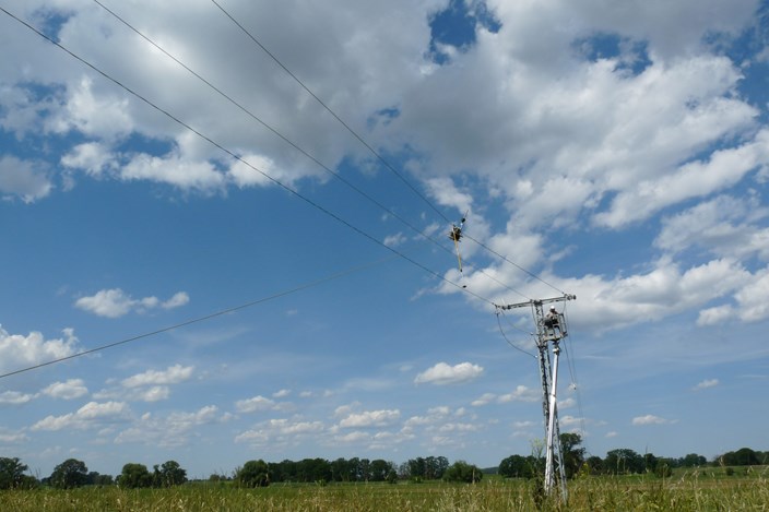 SkyWrap-Technologie Luftverkabelungstechnologie der Firma AFL Telecommunications GmbH