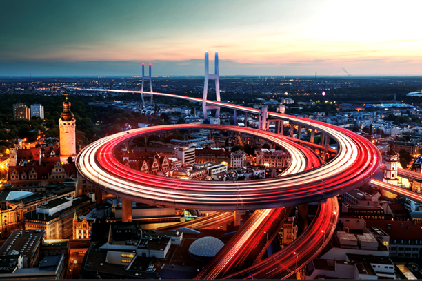 DE-CIX Leipzig Datenautobahn über der Skyline von leipzig
