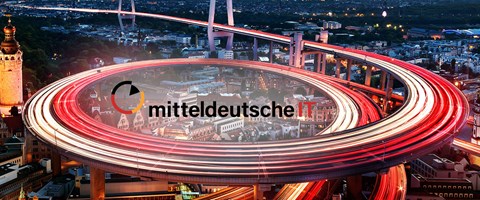 Referenz Mitteldeutsche-IT DE-CIX-Leipzig Digitale beleuchtete Autobahn über Leipzig, in der Mitte das Logo der mitteldeutschen IT