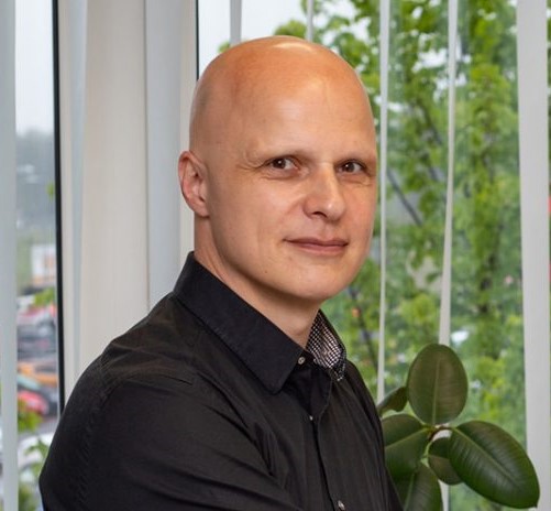 Porträt von Falko Petro, Produktmanager für Glasfaserinternet, Vernetzung und Security bei envia TEL