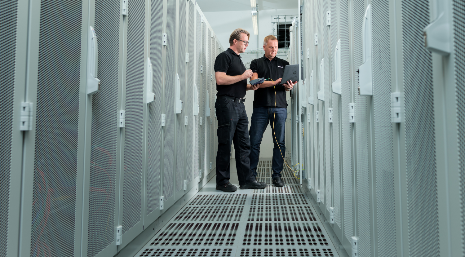 Techniker checken Stromversorgung Datacenter