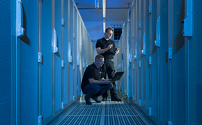 Checkliste-Rechenzentrum IT Techniker im Datacenter vor Serverschränken