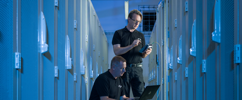 Checkliste-Rechenzentrum IT Techniker im Datacenter vor Serverschränken