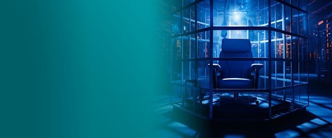 Whitepaper Chefsache-IT-Sicherheit Ein Bürostuhl steht in einem geschlossenen Raum aus Glas, der blau ausgeleuchtet ist
