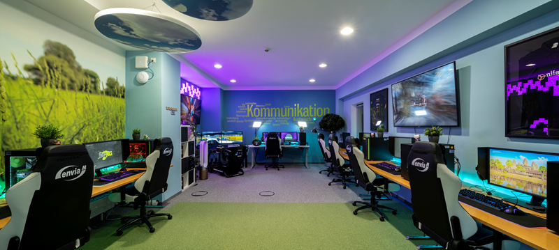 eSports Raum der enviaM-Gruppe mit acht Gaming-Plätzen