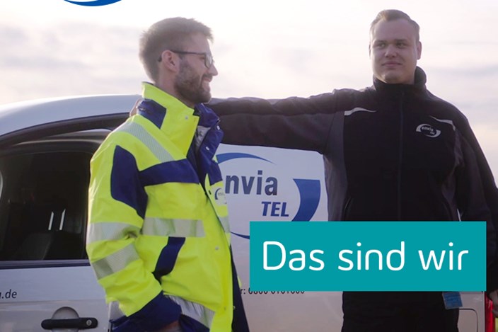 Mit Highspeed durch den Arbeitsbereich Service Mitarbeiter Lucas Richter und Karsten Opitz envia TEL