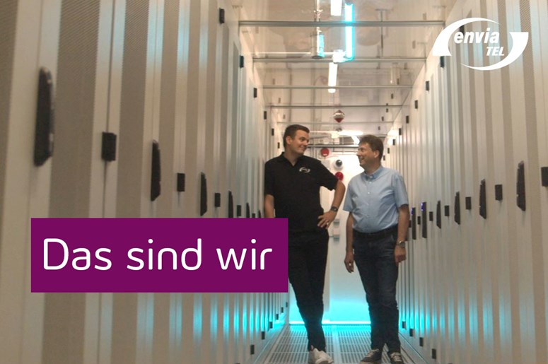 Mit Highspeed durch den Arbeitsbereich Datacenter Mitarbeiter der envia TEL im Gang vor Serverschränken