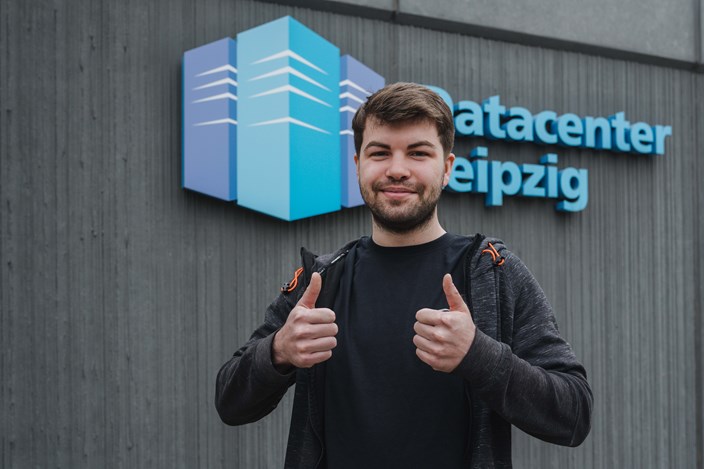 Auszubildender Bereich Fachinformatik Auszubildender der envia TEL vor dem Datacenter Leipzig